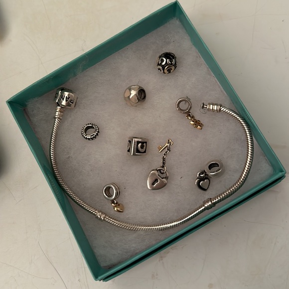 Pandora charm bracelet with 8 available charms - Picture 4 of 10